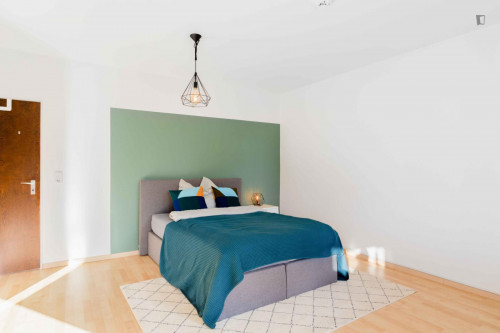 Comfy double bedroom in Sülz