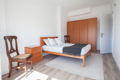 Bright double bedroom close to the Ameixoeira metro