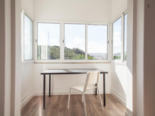 Bright double bedroom close to the Ameixoeira metro