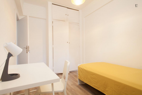 Comfy single bedroom near the Ameixoeira metro