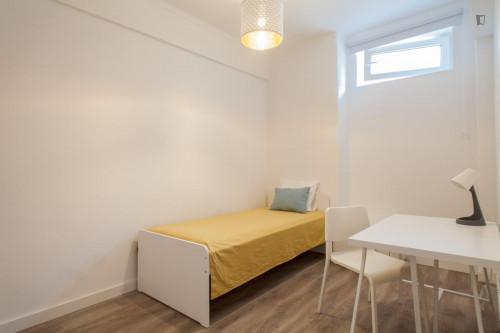 Comfy single bedroom near the Ameixoeira metro