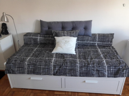 Attractive studio close to Sete Rios metro station