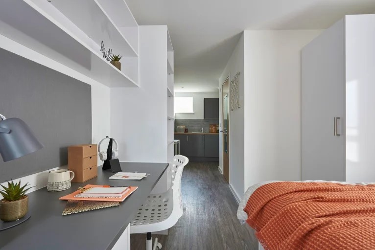  Standard Studio City View  -  The Reservoir  - Gallery -  5