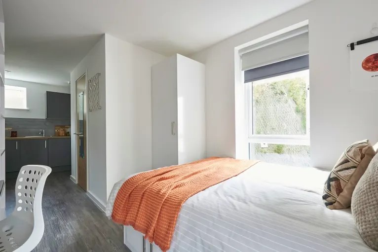  Standard Studio City View  -  The Reservoir  - Gallery -  1