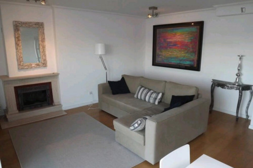 Welcoming 1-bedroom flat in Paço de Arcos with frontal sea view