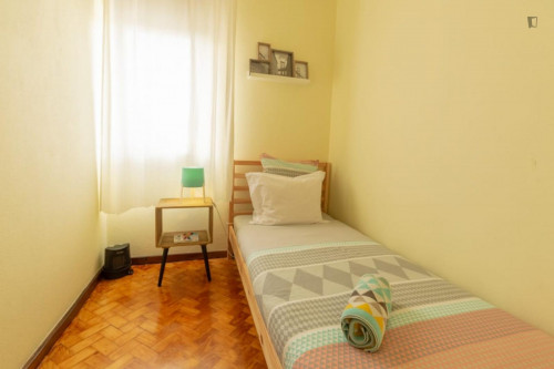 Bright 4 Bedroom apartment close to 24 de Agosto metro