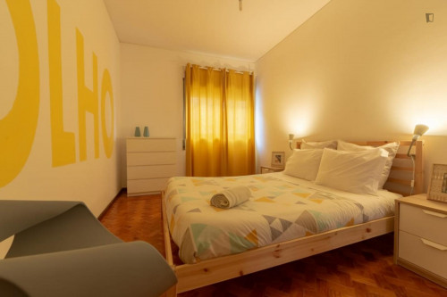 Bright 4 Bedroom apartment close to 24 de Agosto metro