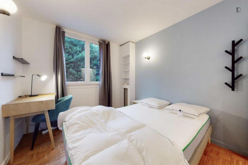 Cosy double bedroom in a 5-bedroom apartment close to Georges Brassens Park