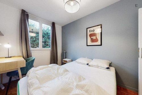 Comfy double bedroom in a 5-bedroom apartment very close to Choisy-Le-Roi train station