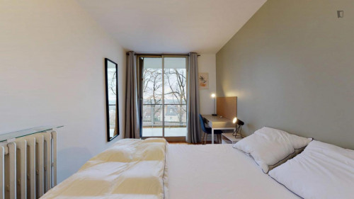 Comfy double bedroom close to Gateway Theater