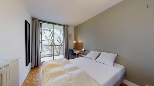 Comfy double bedroom close to Gateway Theater
