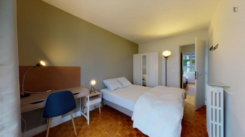 Comfy double bedroom close to Gateway Theater