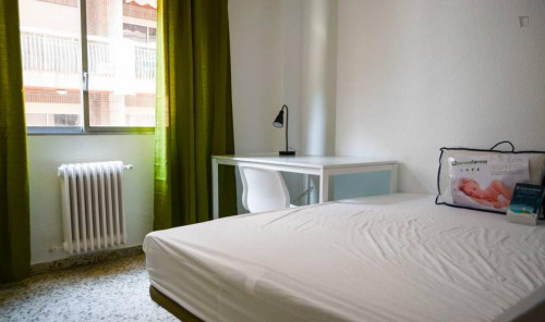 Single bedroom in a large flat, near Facultad de Derecho