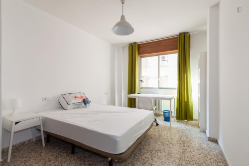 Bright single bedroom in a wide flat, close to Facultad de Derecho