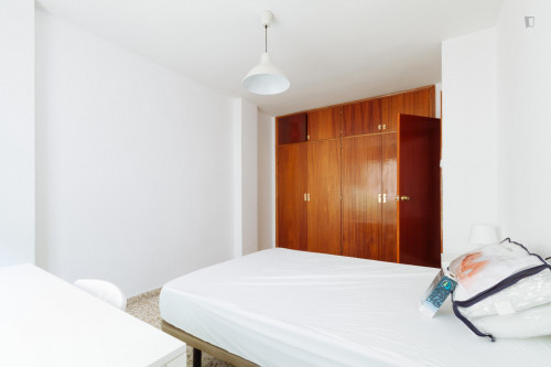 Bright single bedroom in a wide flat, close to Facultad de Derecho