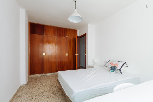 Bright single bedroom in a wide flat, close to Facultad de Derecho