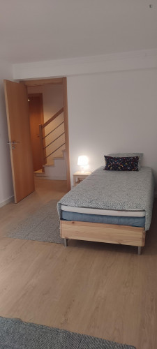 Very cosy single bedroom, private WC, near Carcavelos