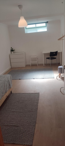 Very cosy single bedroom, private WC, near Carcavelos