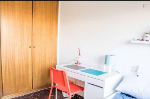 Double bedroom in 6-bedroom apartment