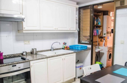 Double bedroom in 6-bedroom apartment