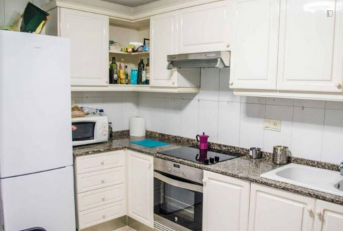 Double bedroom in 6-bedroom apartment