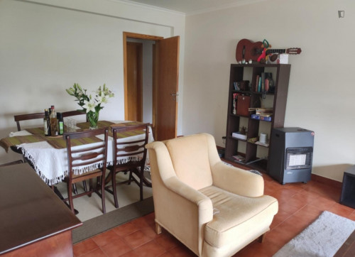 Snug single bedroom in well-linked Alcabideche