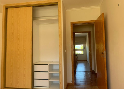 Snug single bedroom in well-linked Alcabideche