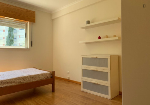 Snug single bedroom in well-linked Alcabideche