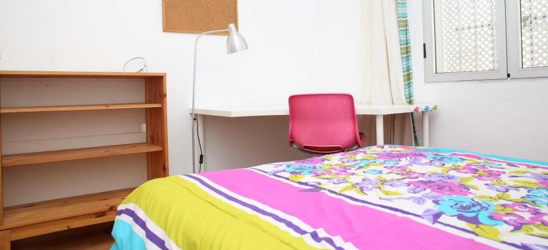 Neat double bedroom within reach of Universidad de Sevilla