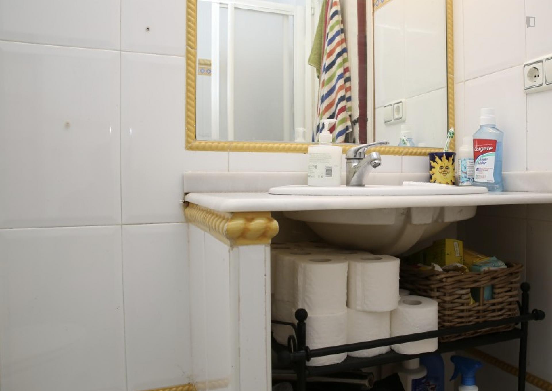 Neat double bedroom within reach of Universidad de Sevilla