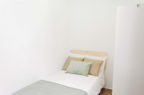 Comfy single bedroom near popular Parc Gulliver