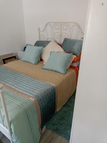 Pretty double bedroom in a 7-bedroom house