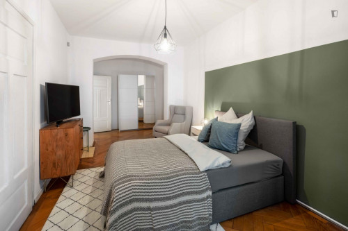 Single bedroom in a stunning 5 bedroom apartment close by Viktualienmarkt