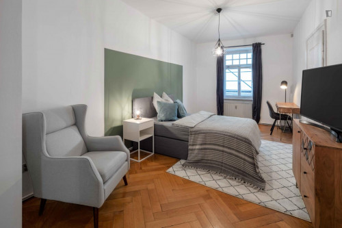 Single bedroom in a stunning 5 bedroom apartment close by Viktualienmarkt