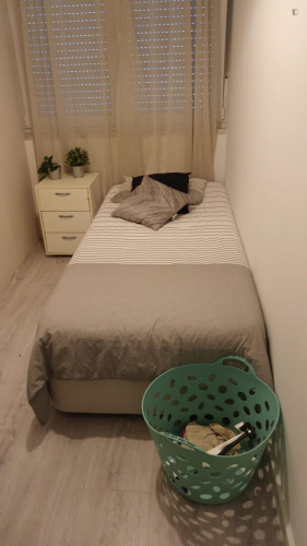 Single bedroom in a shared apartment 7 min walking from Nova SBE