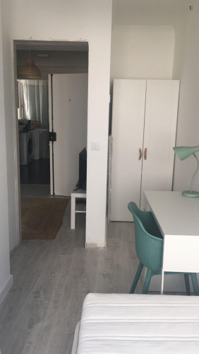 Single bedroom in a shared apartment 7 min walking from Nova SBE