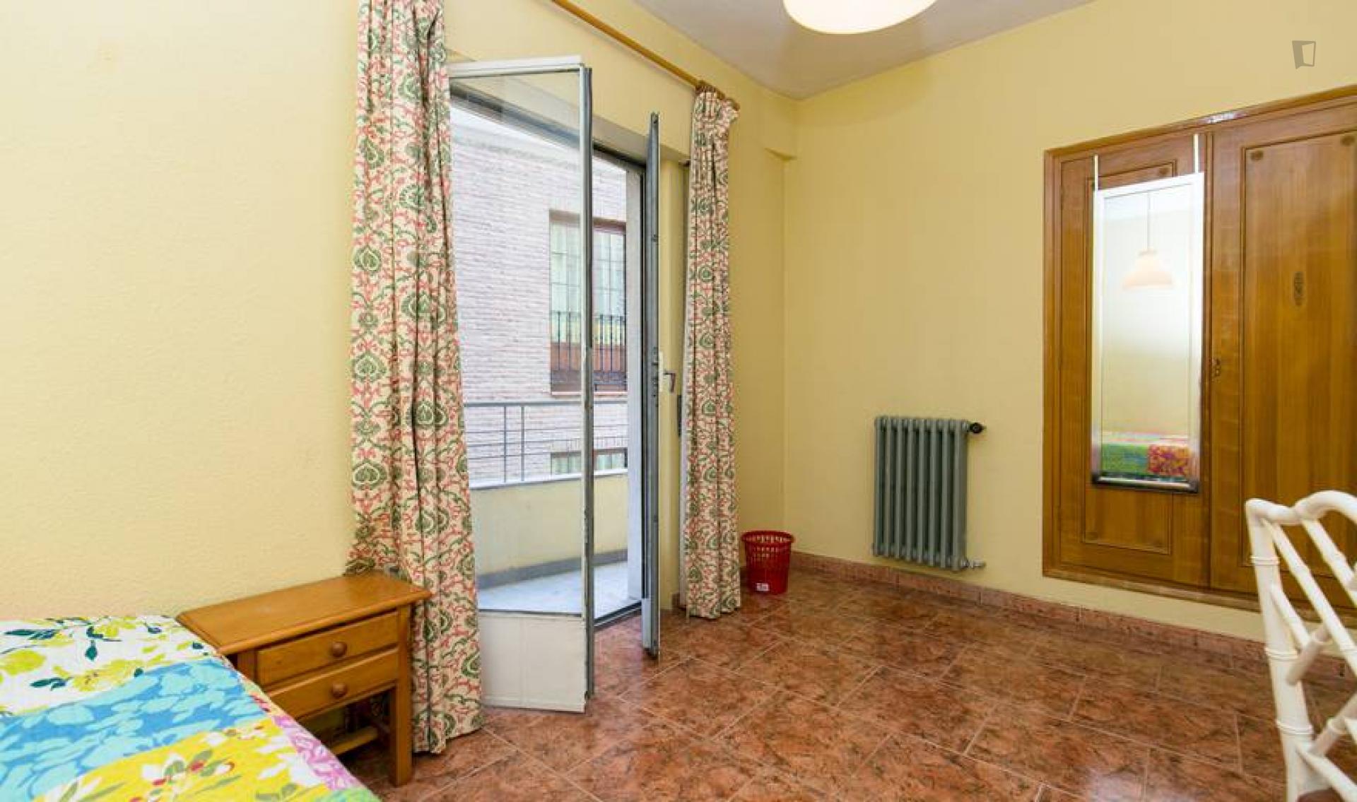 Comfy single bedroom next to Escuela Superior de Comunicación de Granada