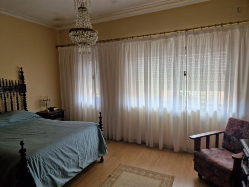 Spacious double bedroom close to Valadares Train Station