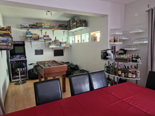 Spacious double bedroom close to Valadares Train Station