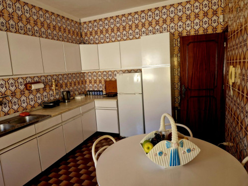 Spacious double bedroom close to Valadares Train Station