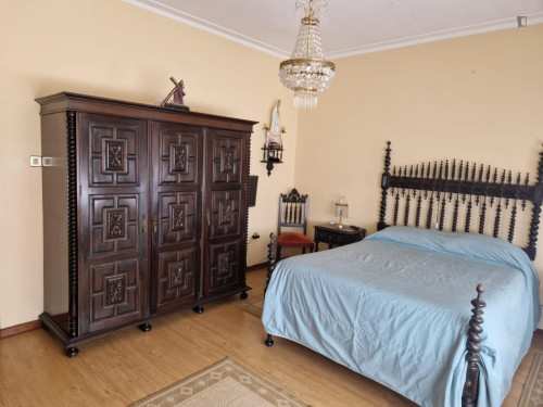 Spacious double bedroom close to Valadares Train Station