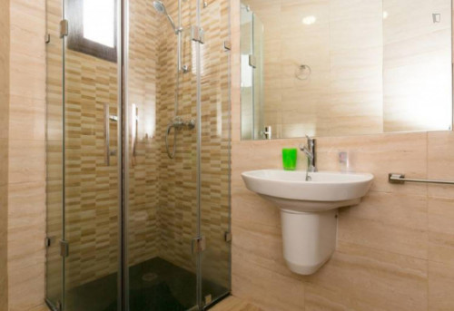 Neat double bedroom near Basílica de San Juan de Dios - Gallery - 4