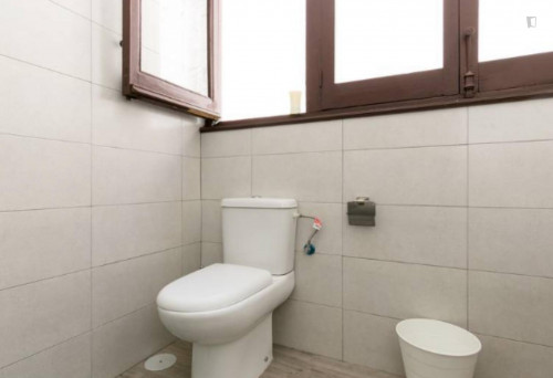 Neat double bedroom near Basílica de San Juan de Dios - Gallery - 8