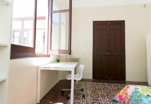 Neat double bedroom near Basílica de San Juan de Dios