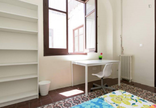 Neat double bedroom near Basílica de San Juan de Dios