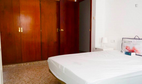 Comfortable double bedroom near Parque García Lorca