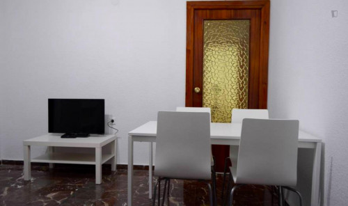 Comfortable double bedroom near Parque García Lorca