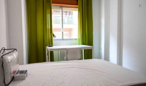 Comfortable double bedroom near Parque García Lorca