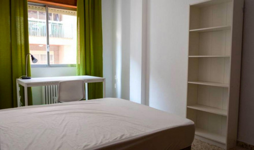 Comfortable double bedroom near Parque García Lorca