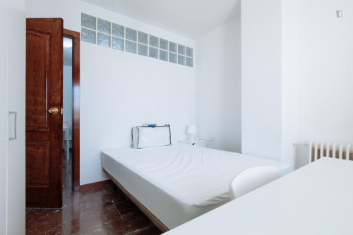 Single bedroom not far from UGR: Escuela Técnica Superior de Ingeniería de Caminos, Canales y Puertos